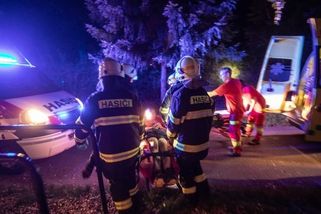 Čelní střet náklaďáku s osobním autem na jihu Moravy, záchranáři bojují o životy zraněných - Novinky